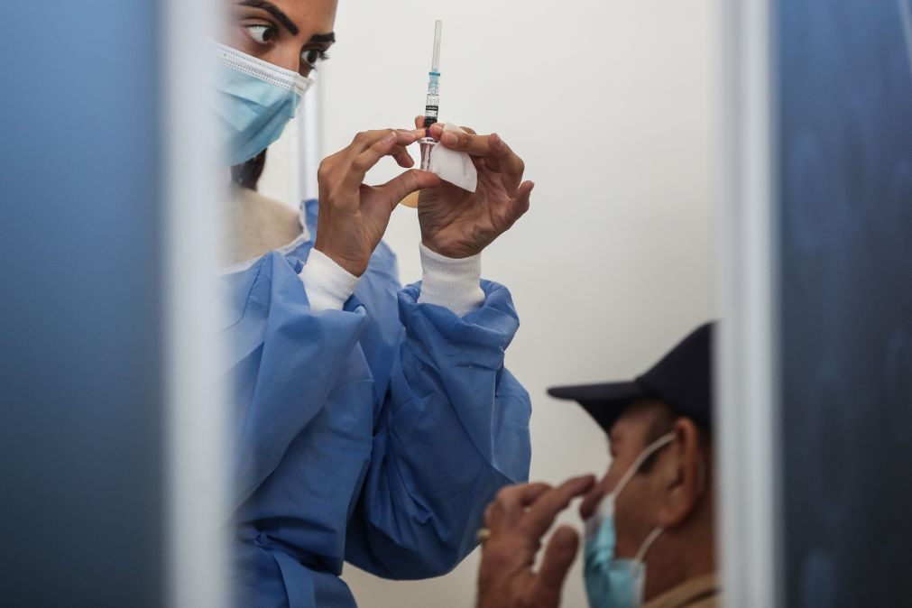 Mais de 2,1 milhões de vacinas contra covid-19 e gripe administradas desde setembro