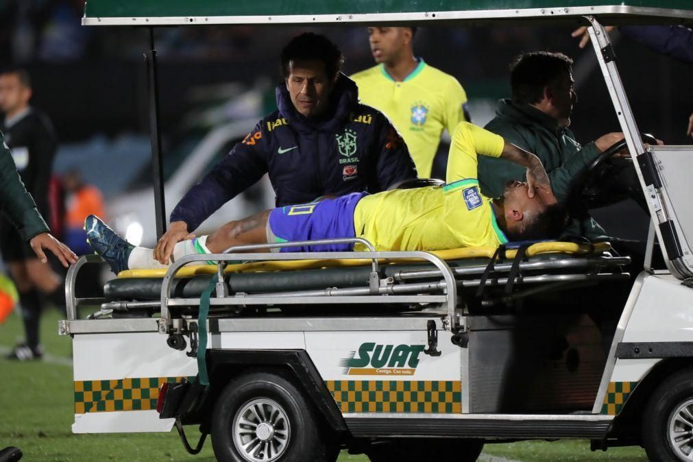 Neymar operado com sucesso no Brasil