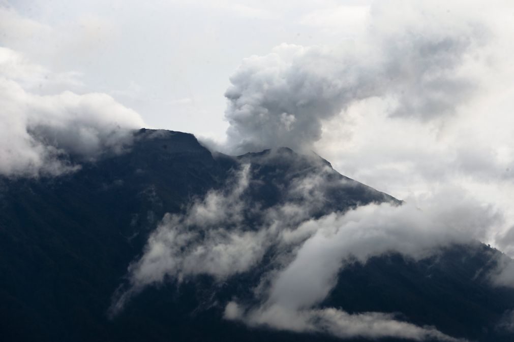 Cratera de vulcão em Bali está a encher-se de lava