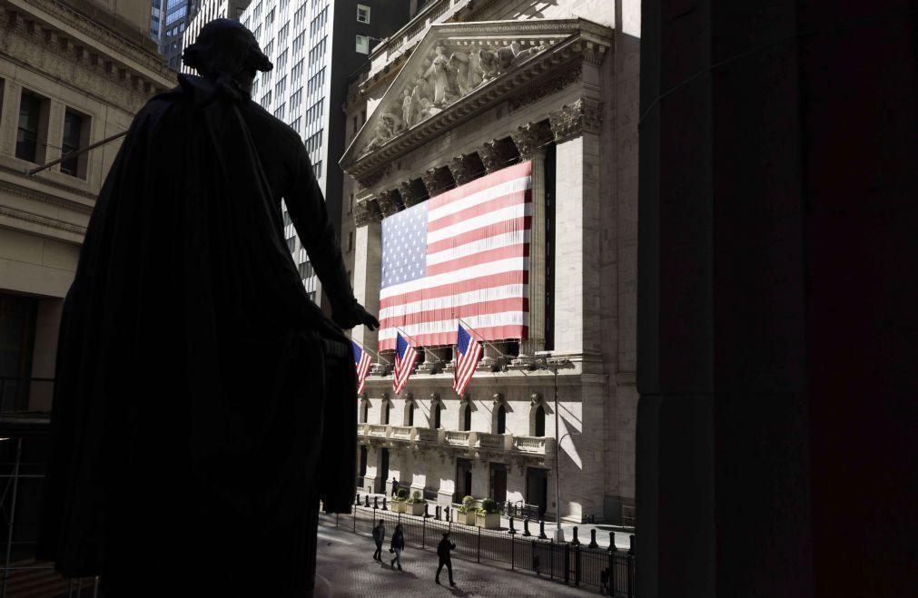 Wall Street inicia sessão mais curta sem uma tendência definida