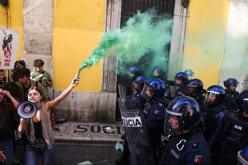 Mais de 15 ativistas do clima detidos pela PSP por tentarem ocupar Ministério das Infraestruturas