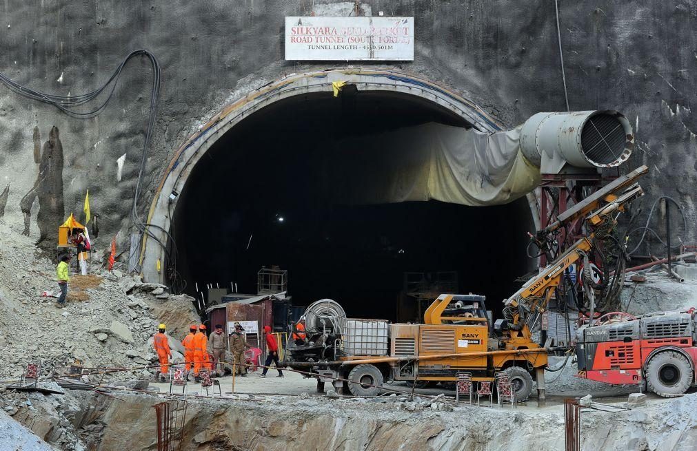 Equipas de resgate a cinco metros de trabalhadores soterrados em túnel na Índia