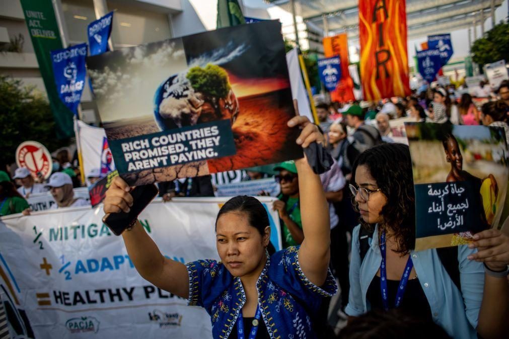 Centenas marcham na COP28 pelo cessar-fogo na Palestina e fim dos combustíveis fósseis