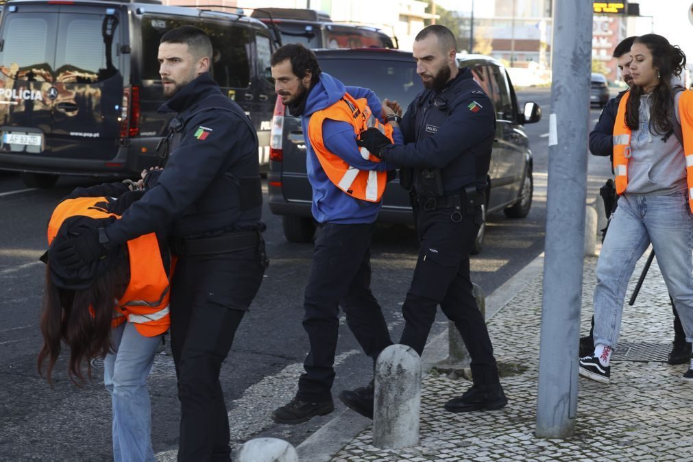 Polícia detém ativistas pelo clima que bloqueiam entrada em Lisboa