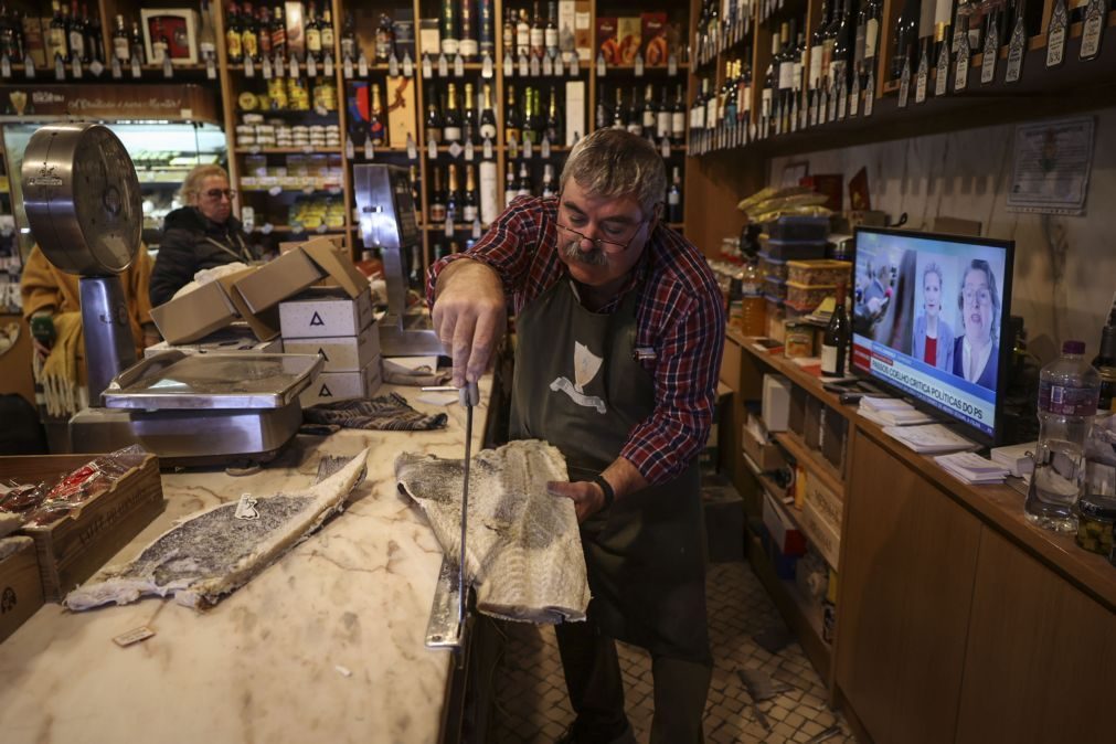 Tradição de comprar bacalhau para a consoada ainda se mantém na Rua do Arsenal em Lisboa