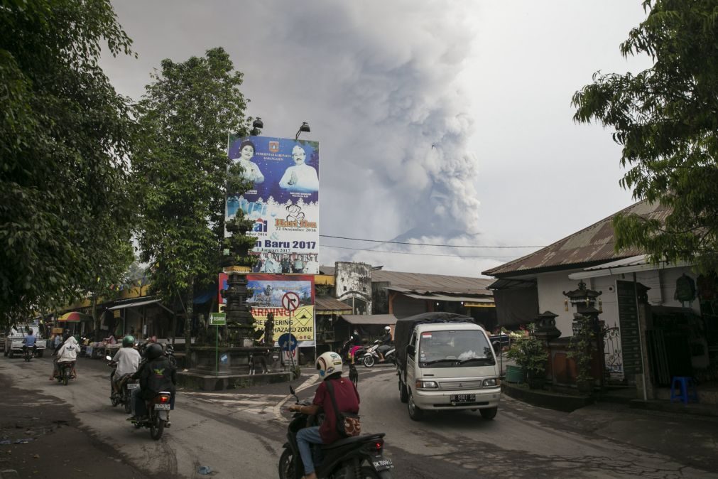 Voos em Bali recomeçam, mas cinza continua a perturbar aviação