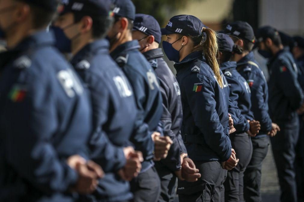 Polícias de serviço concentraram-se hoje à tarde em frente a várias esquadras do país