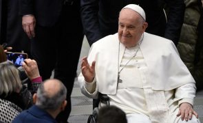 Papa admite resistência cultural em África a bênção de casais homossexuais