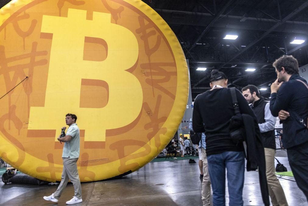 Bitcoin atinge novo máximo ao ultrapassar 73.600 dólares