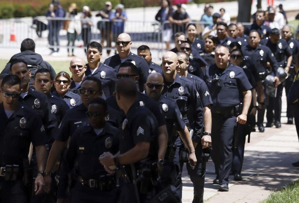 Polícia retira manifestantes de universidade em Los Angeles