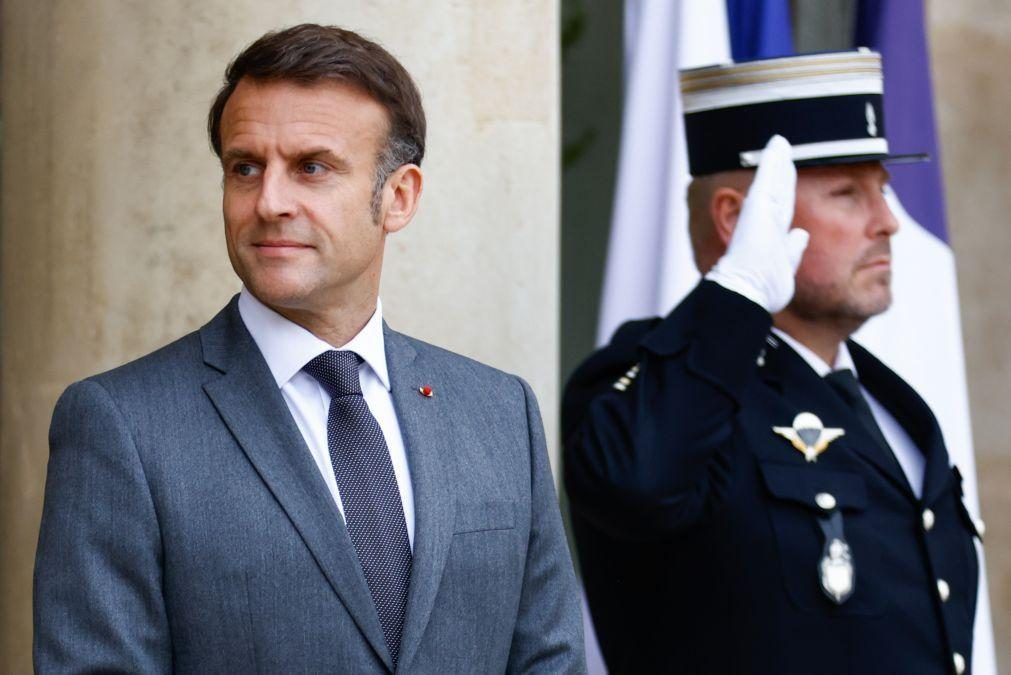 Macron critica papel da Rússia como 