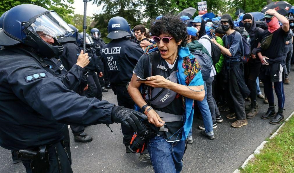 Polícia impede invasão de grupos de manifestantes a fábrica da Tesla na Alemanha