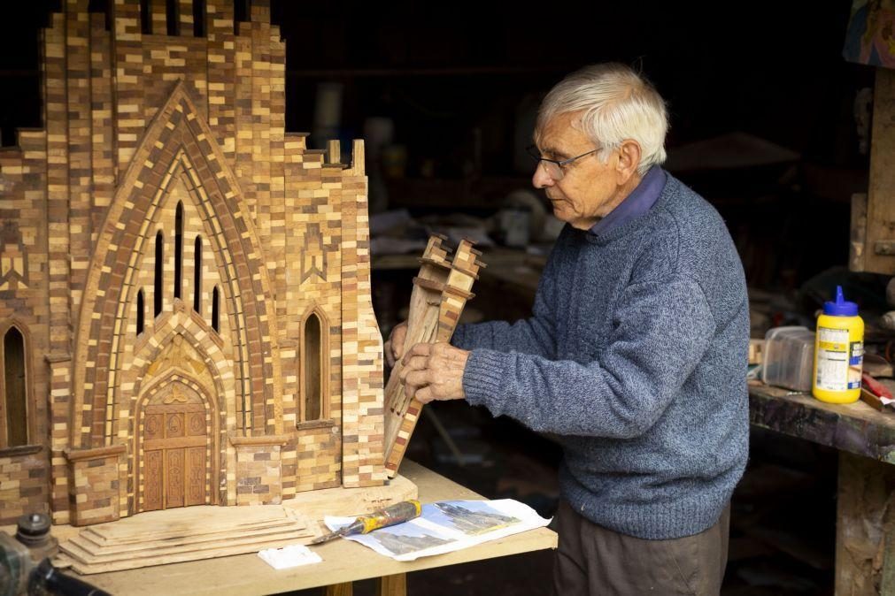 Artesão fez da madeira forma de arte e constrói réplicas de catedrais famosas