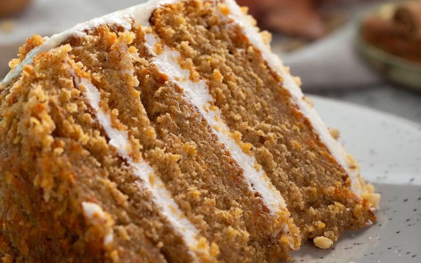 Receita - Delicie-se com um clássico: Bolo de cenoura com recheio de chocolate