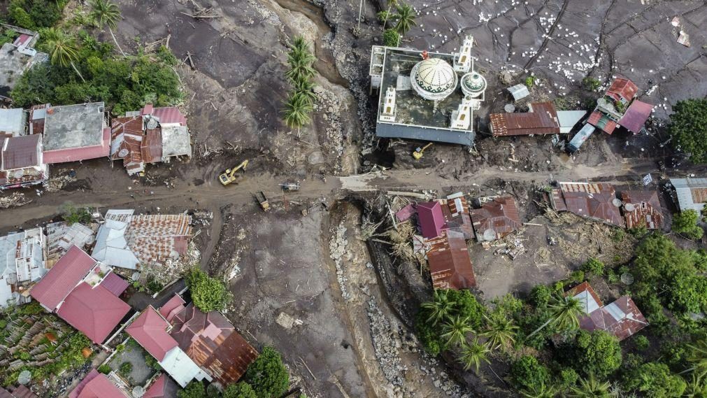 Novo balanço eleva para 50 mortos em inundações na Indonésia