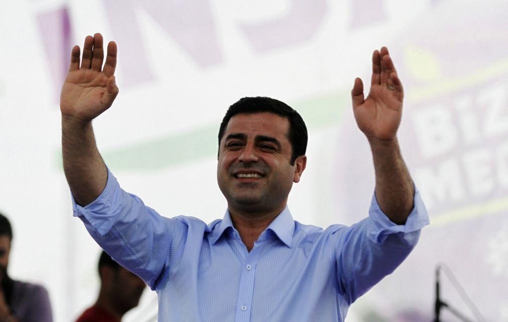 Selahattin Demirtas e outros políticos pró-curdos da Turquia condenados a pesadas penas de prisão