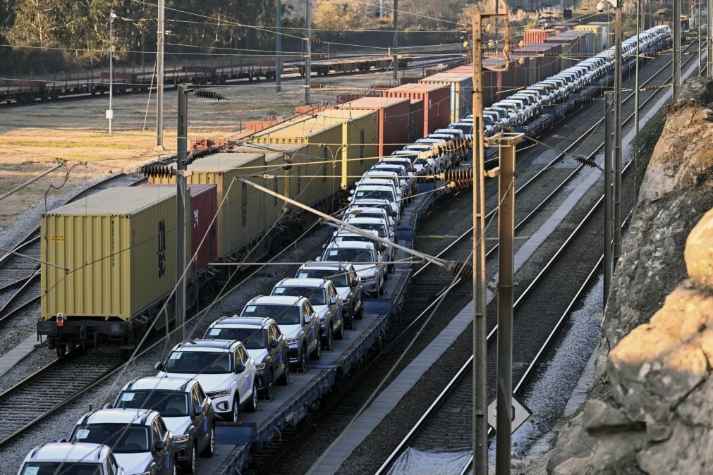 Transporte ferroviário de mercadorias cai 10% até abril e associação culpa incentivos à rodovia