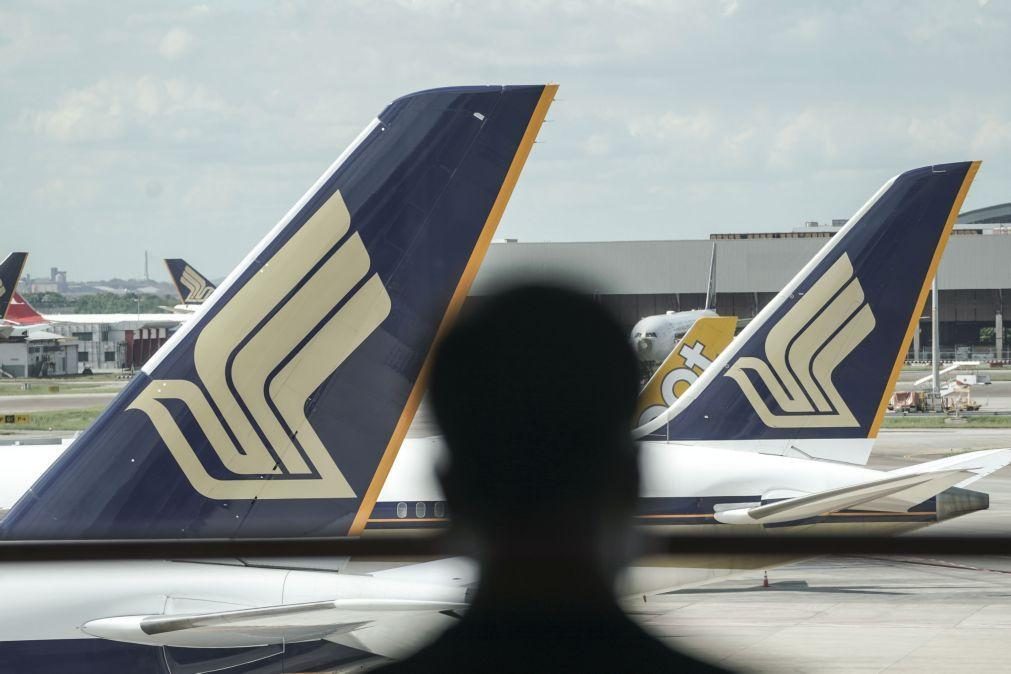 Um morto e vários feridos num voo da Singapore Airlines devido a turbulência