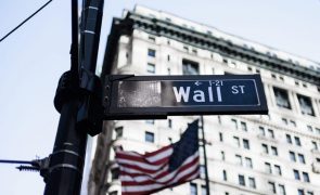 Wall Street fecha em baixa a fazer ganhos depois de uma série de recordes