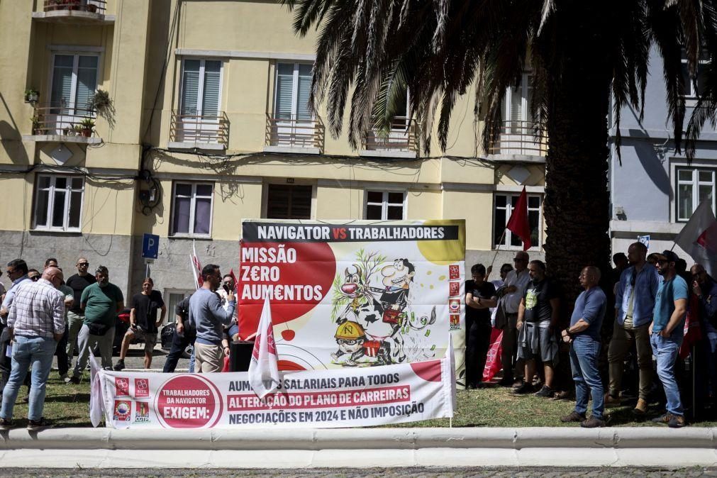 Trabalhadores da Navigator concentram-se frente à AG da empresa por aumentos salariais