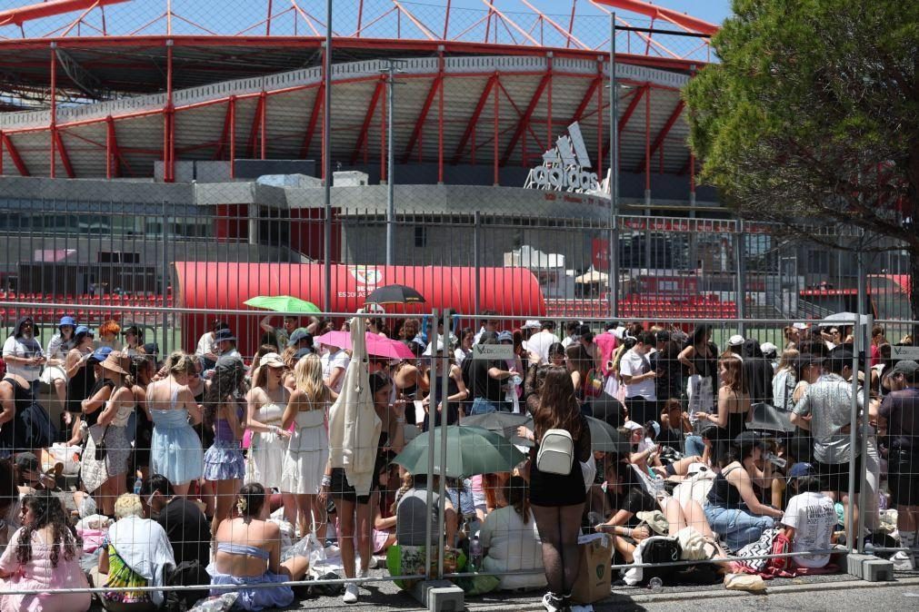 Milhares de pessoas nas imediações do Estádio da Luz aguardam Taylor Swift