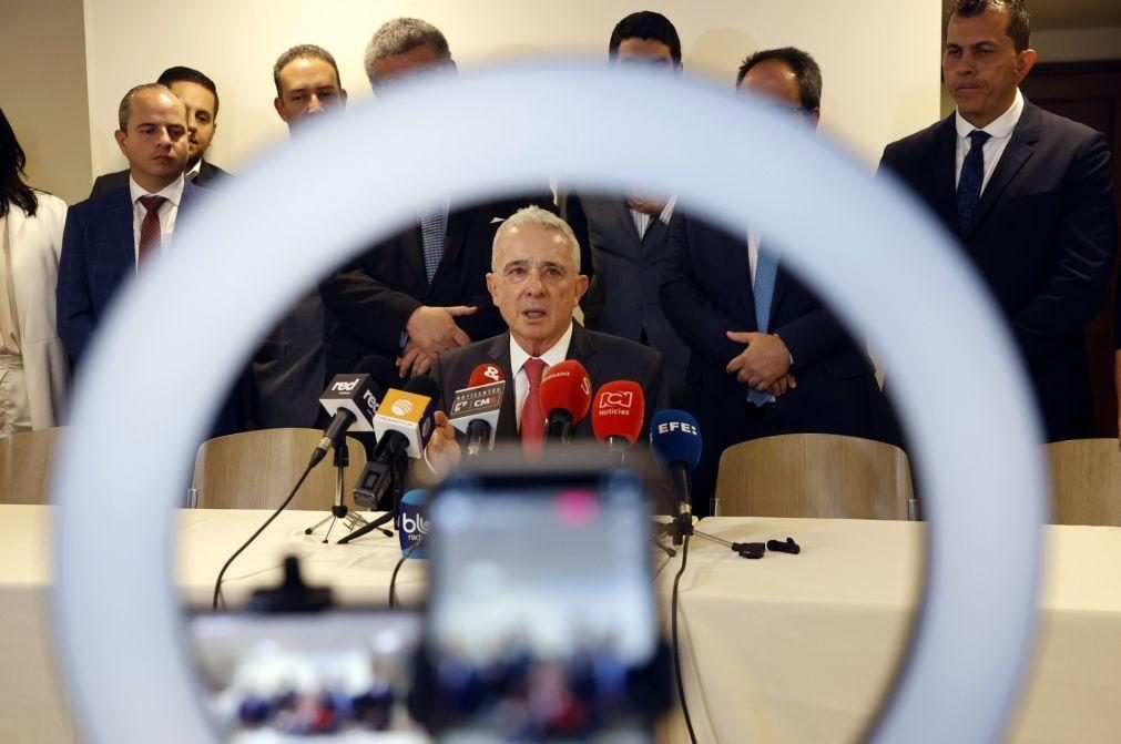 Antigo presidente da Colômbia Álvaro Uribe acusado de subornar testemunhas