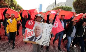 Presidente da Tunísia faz remodelação ministerial de surpresa