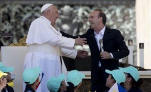 Benigni rouba protagonismo a papa na Jornada Mundial das Crianças