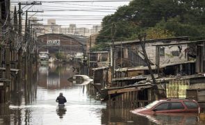 Cidade brasileira Porto Alegre ainda inundada recupera voos comerciais