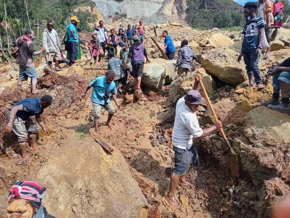 Receio de novo deslizamento de terras na Papua Nova Guiné leva à retirada de 7.900 pessoas