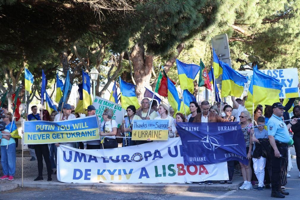 Mais de meia centena de ucranianos expressam em Lisboa apoio a Zelensky