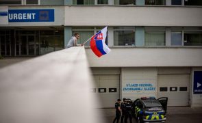 PM eslovaco em reabilitação duas semanas após ser baleado