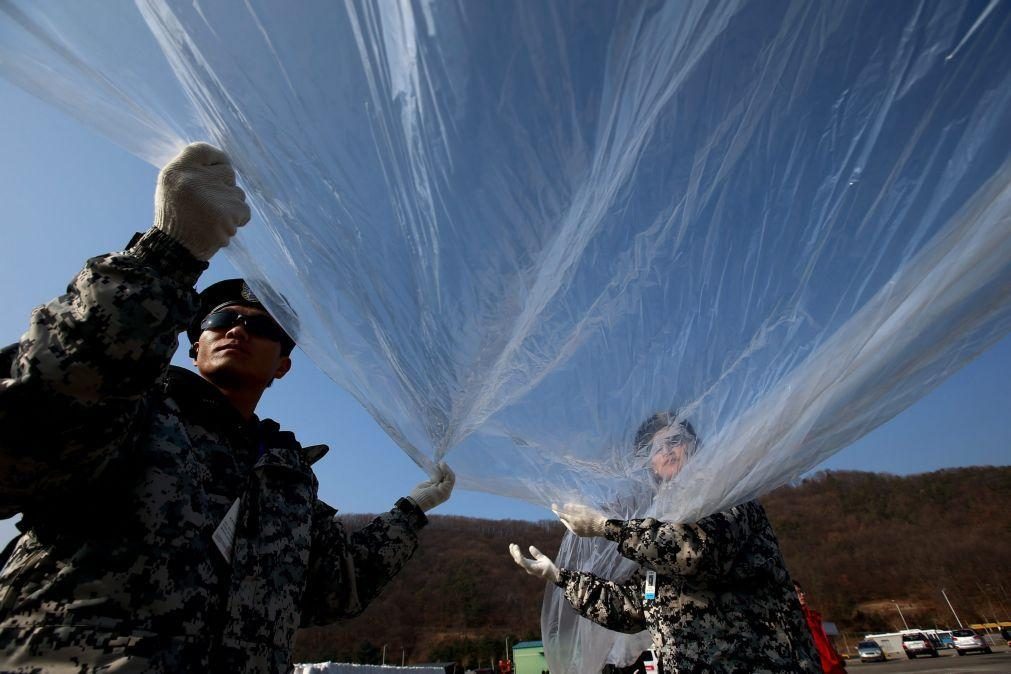 Coreia do Norte envia 600 balões com lixo para Coreia do Sul