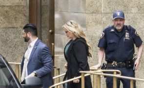 Ex-atriz porno Stormy Daniels pede prisão de Donald Trump