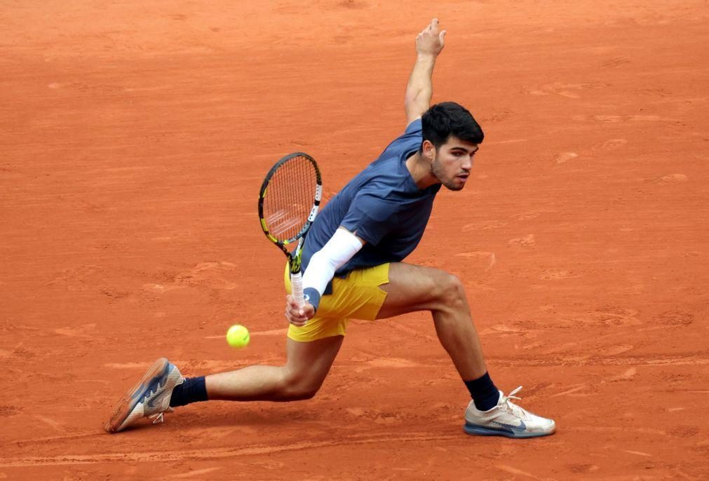 Alcaraz bate Auger-Aliassime e está nos quartos de final de Roland Garros