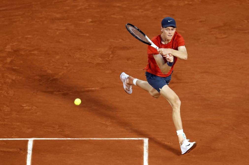 Jannik Sinner apura-se pela segunda vez para os quartos de final de Roland Garros