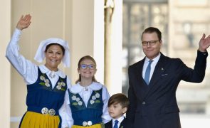 Príncipe Oscar da Suécia - Deslumbra em evento ao lado da mãe