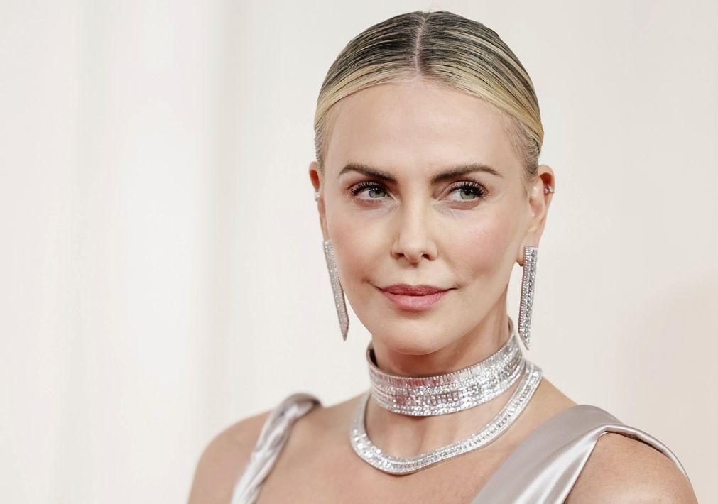 Charlize Theron critica ataques a drag queens em cerimónia do cinema e TV LGBTQ+