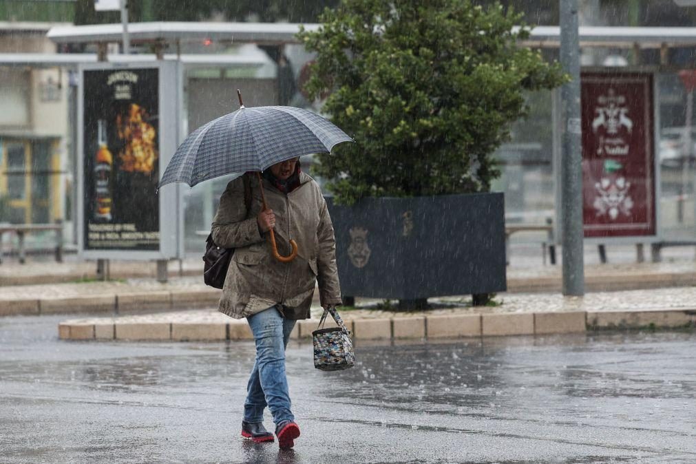 Cinco distritos sob aviso amarelo por chuva e trovoadas durante o dia de hoje