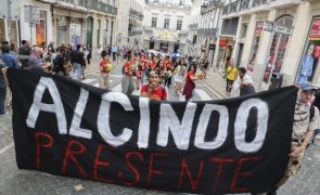 Dezenas de manifestantes iniciam marcha antirracista e homenageiam Alcindo Monteiro