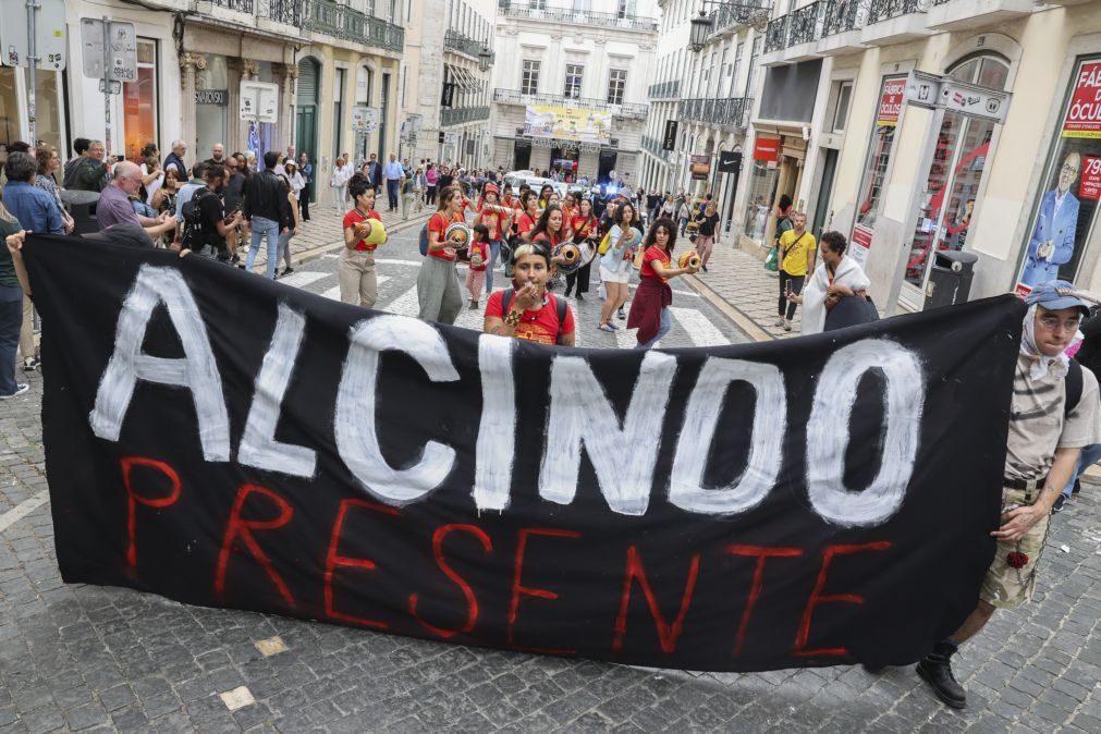 Dezenas de manifestantes iniciam marcha antirracista e homenageiam Alcindo Monteiro