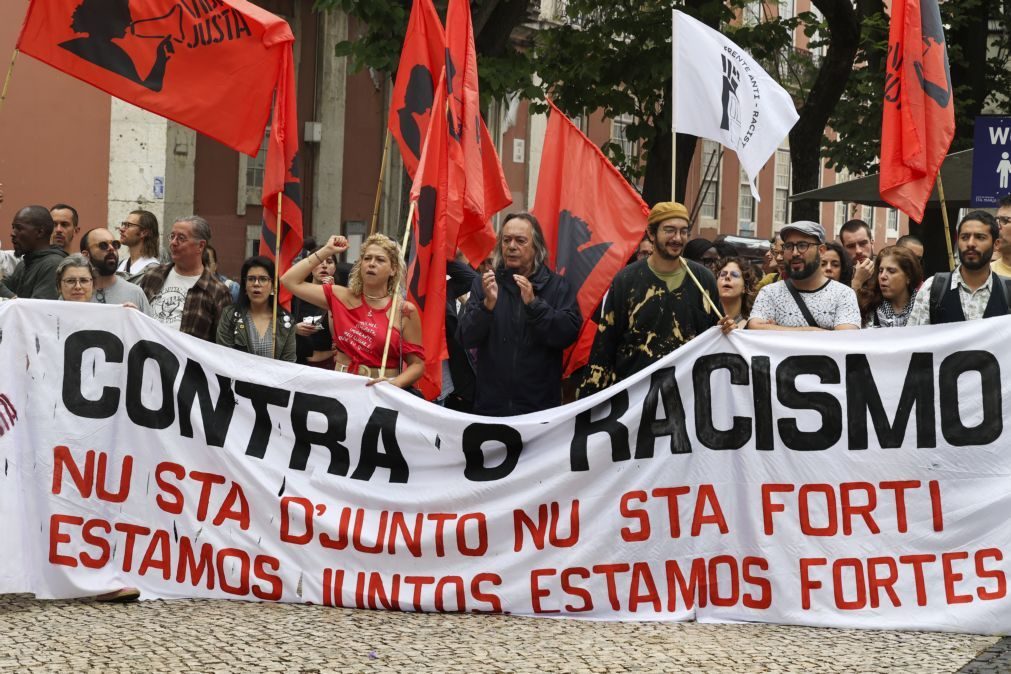 Marcha contra o racismo lembra vítimas e pede justiça no Carmo onde a ditadura caiu