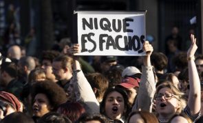 Milhares de jovens manifestaram-se em Paris contra a extrema-direita