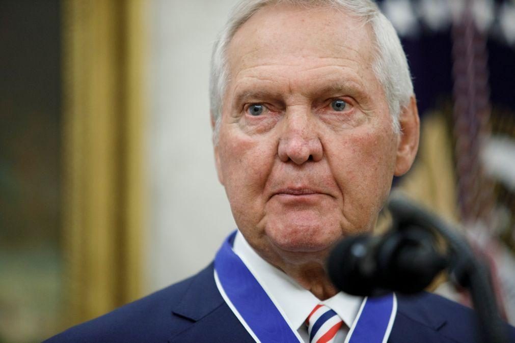 Morreu Jerry West, o basquetebolista que se tornou o logótipo da NBA