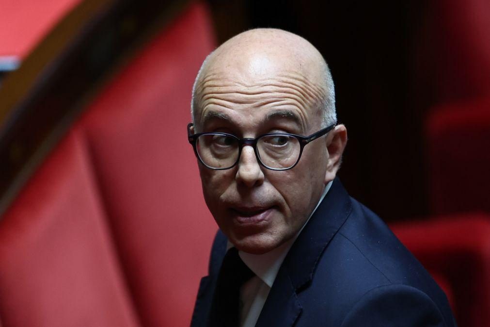 Principal partido de direita de França volta atrás na destituição de líder