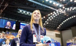 Nadadora dos EUA Gretchen Walsh bate recorde mundial nos 100 metros mariposa