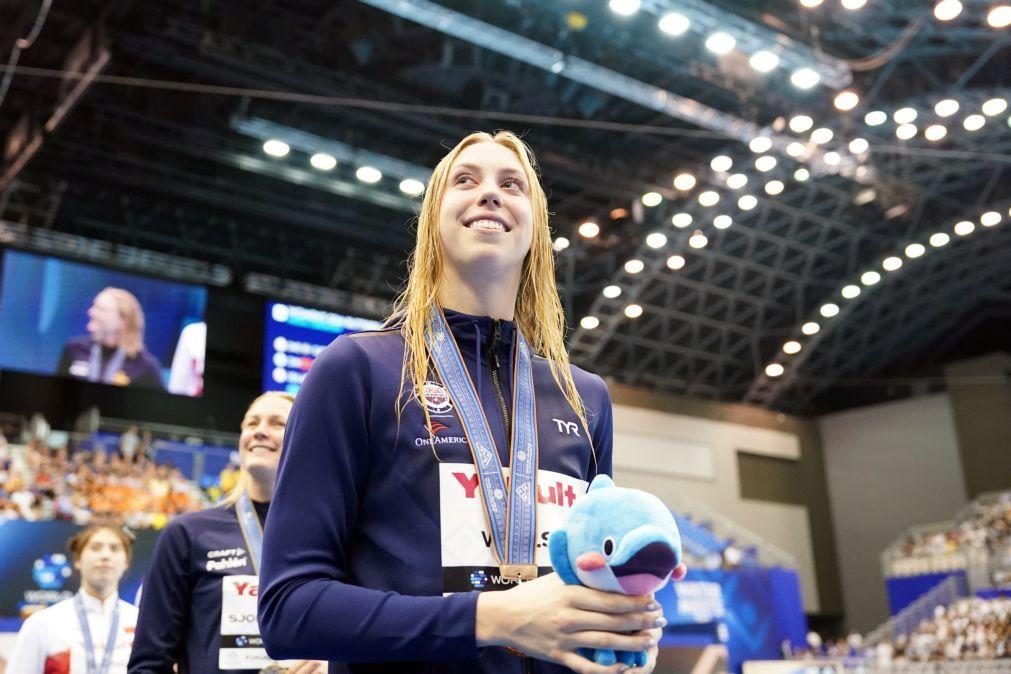 Nadadora dos EUA Gretchen Walsh bate recorde mundial nos 100 metros mariposa