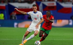 Portugal vence República Checa na estreia com golo nos descontos