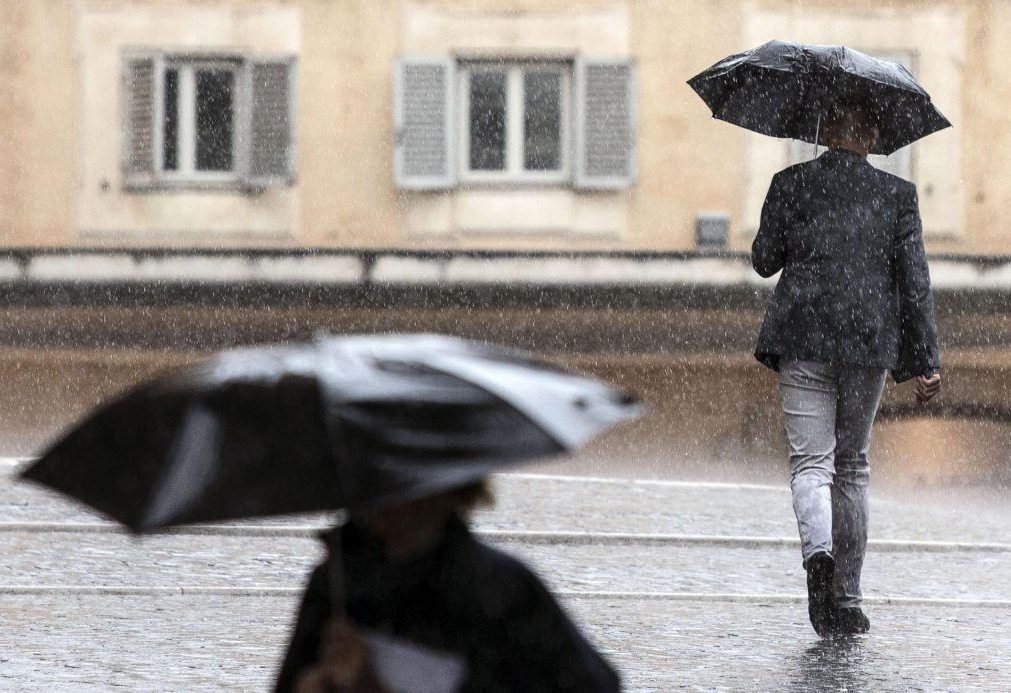 Portugal continental sob aviso amarelo devido à chuva e trovoadas