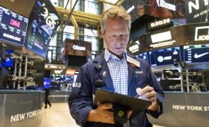 Wall Street interrompe série de recordes ao fechar em terreno misto